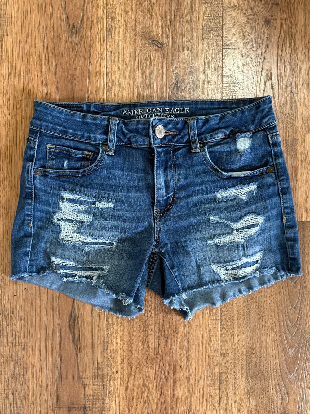 ANERICAN EAGLE Outfitters Mid-Rise Distressed Dark Blue Denim Cutoff Shorts 10
